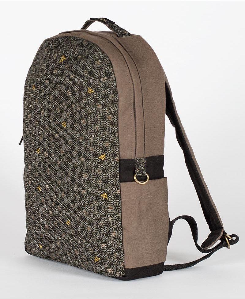 beehive-round-canvas-backpack-laptop-bag