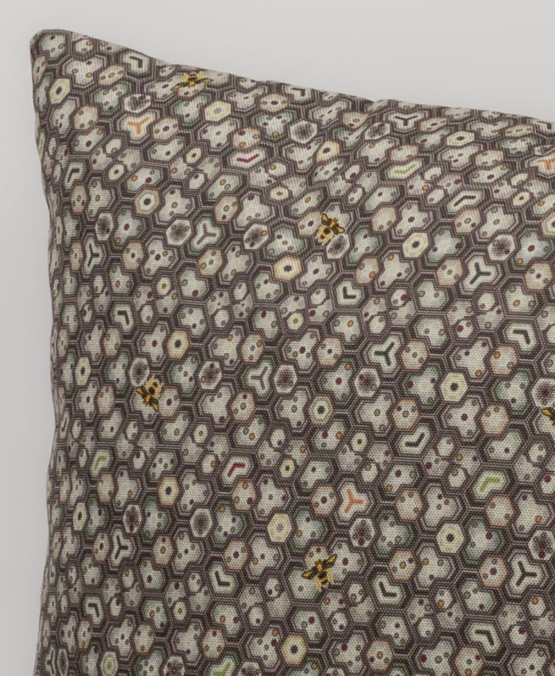 Beez Cushion Cover 18x18 
