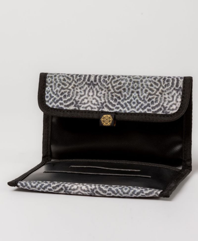 Diploria Tobacco Pouch