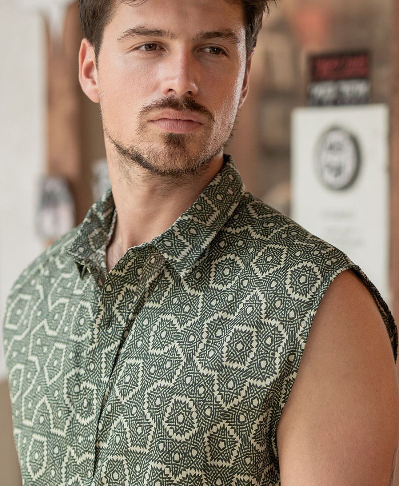 Trigul Sleeveless Button Up 