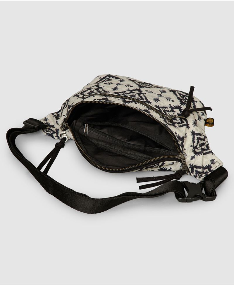 Arrowra Pouch