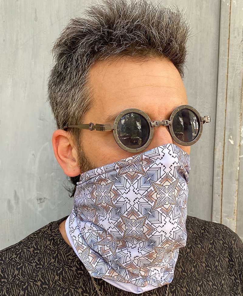 Man wearing the Squarcle multifunctional bandana as a dust mask with round sunglasses