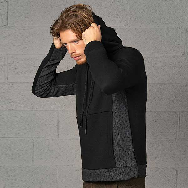 Hoodies & Pullovers